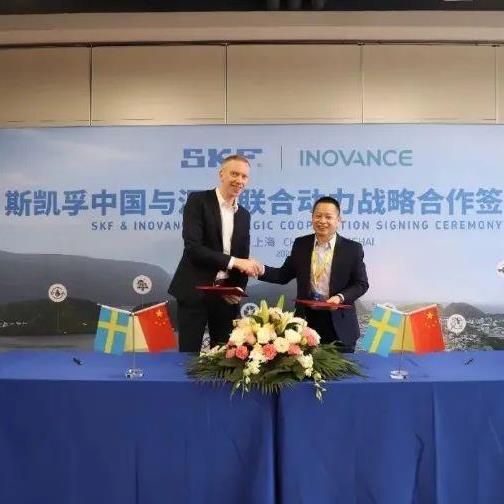 斯凯孚中国区副总裁David LH Johansson（左）  与苏州优德88联合动力系统有限公司总经理李俊田（右）代表双方签约